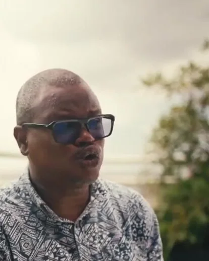 Emmanuel Oko Mensah, as shown by VRT